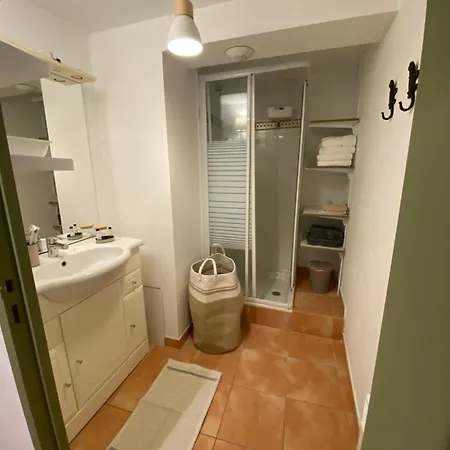 By Elodie T2 Cosy Vieux Hyeres-parcours Des Arts Apartman Hyères